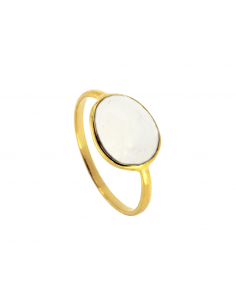 Anillo fino con piedra luna grande. Anillo de plata con piedra natural con baño de oro de Nube Jewels.