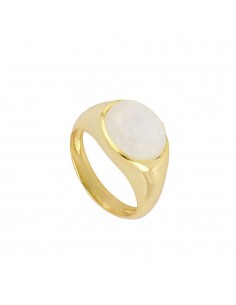 Anillo ancho con piedra luna grande en el medio. Anillo con piedra natural de plata con baño de oro de marca Nube Jewels.