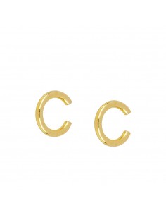 Ear cuff, manguito del oído muy simple y liso de plata con baño de oro de marca Nube Jewels.