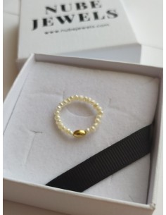 Piękne pierścionki na gumce elastycznej z małych koralików. Biżuteria firmy Nube Jewels.
