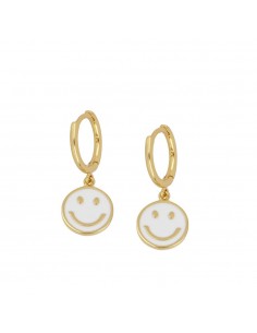 Pendientes aros blancos lisos con un colgante de carita y esmalte blanco. Pendientes de plata con baño de oro.