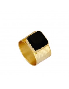 Anillo muy grueso con una piedra natural en forma de cuadrado. Anillo con espinela de plata con baño de oro de Nube Jewels.