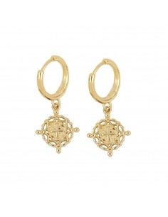 Pendientes aros de plata con baño de oro y un motivo de cruz.