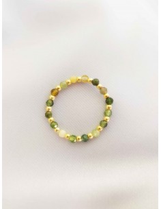 Anillo bolitas de turmalina verde y bolitas de oro. Anillo flexible de Nube Jewels.