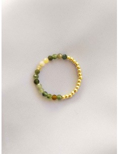 Anillo de bolitas turmalina verde y oro. Anillo flexible de Nube Jewels.