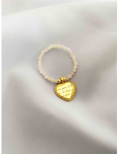 Pierścionek na gumce z koralików naturalnych z zawieszką. Pierścionek elastyczny na jubilerskiej żyłce firmy Nube Jewels.