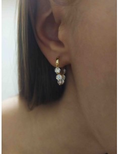 Pendientes aros lisos grandes con seis circonitas blancas colgadas. Pendientes elegantes de Nube Jewels. 2
