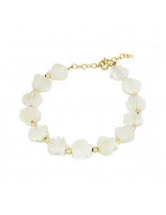 Pulsera de conchas nácar y bolitas pequeñas. Pulsera de plata con baño de oro de Nube Jewels.