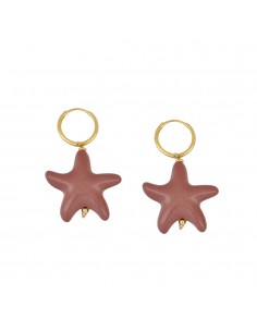 Aros lisos con un colgante grande en forma de estrella de mar. Pendientes de plata con baño de oro de Nube Jewels.