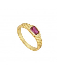 Anillo ancho con una circonita magenta rectangular. Anillo de plata con baño de oro de Nube Jewels.