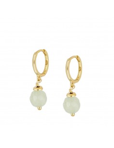 Aros con piedra natural. Pendientes aros con colgante bolita de jade. Joyas de plata con baño de oro de Nube Jewels.