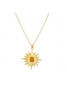 Gargantilla con un colgante en forma de sol y una piedra naranja en el medio. Collar de plata con baño de oro de Nube Jewels.