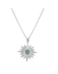 Gargantilla con un colgante en forma de sol y una piedra turquesa en el medio. Collar de plata de Nube Jewels.