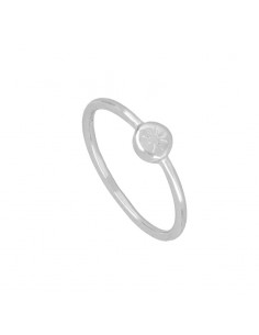 Anillo finito con un circulo liso en en medio. Anillo de plata de Nube Jewels. Anillo delicado y fino.
