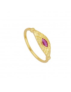 Anillo de plata con baño de oro de Nube Jewels. Anillo liso con una circonita magenta óvalo. Anillo muy elegante y fino.