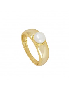 Anillo muy grueso con una perla natural redonda. Anillo liso de plata con baño de oro de Nube Jewels.
