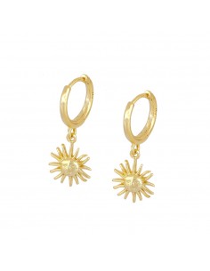 Pendientes aros lisos de plata con baño de oro y un colgante de sol grande. Pendientes muy elegantes de marca Nube Jewels.