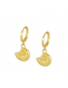 Pendientes aros lisos de plata con baño de oro y un colgante de caracol grande. Pendientes muy elegantes de marca Nube Jewels.