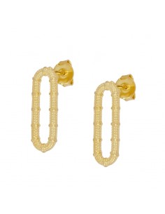 Pendientes en forma de óvalo muy largo y liso. Pendientes de plata con baño de oro de Nube Jewels con cierre de tuerca.