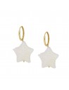 Pendientes aros con un colgante de estrella nácar. Pendientes de plata con baño de oro de Nube Jewels.
