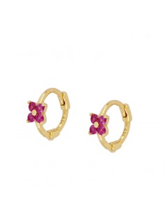 Pendientes aros pequeños con un flor de cuatro pétalos. Pendientes de plata con circonitas de color magenta.