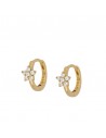 Pendientes aros con un flor de circonitas blancas. Pendientes hechos de plata con baño de oro de Nube Jewels.