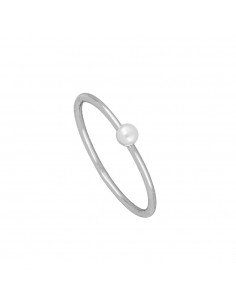 Srebrny pierścionek z jedną białą perłą. Biżuteria firmy Nube Jewels.