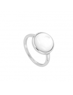 Anillo con piedra nácar redonda en el medio. Anillo clásico de plata de Nube Jewels.